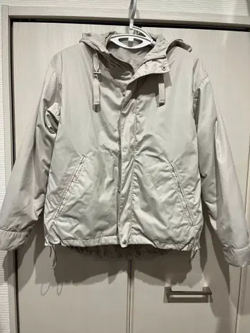 후드 부착 라이트 그레이 점퍼