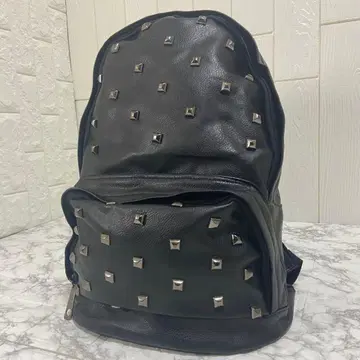 스터드 장식 블랙 가죽 백팩