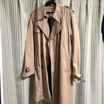 베이지 트렌치코트 소매에 얼룩 있음