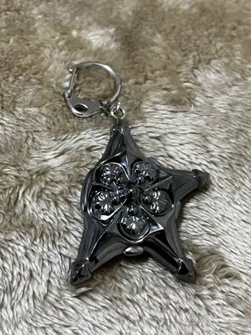 GOLDEN GOOSE 메탈릭 별 모양 키링