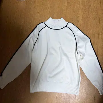 화이트 터틀넥 스웨터