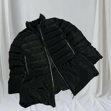블랙 다운 자켓 (택 없음) 플레어 실루엣 소매 지퍼 프릴