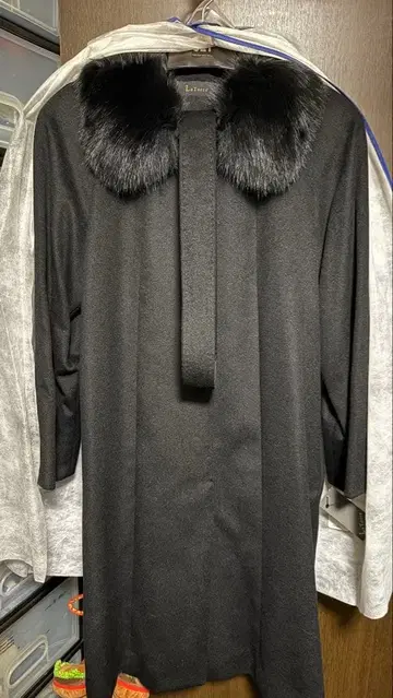 블랙 롱 코트 인조 모피 포함