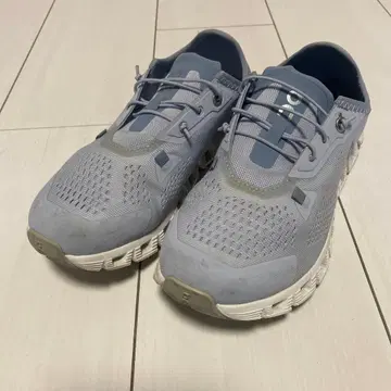 On CLOUD COAST 그레이 메쉬 러닝화