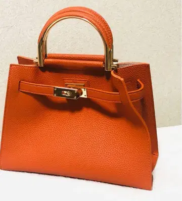 어반 리서치 오렌지 가죽 핸드백