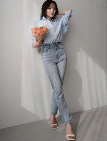 Slim straight denim 슬림 스트레이트 데님 0 아뉴앙스