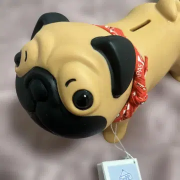 퍼그형 저금통 빨간색 반다나 포함
