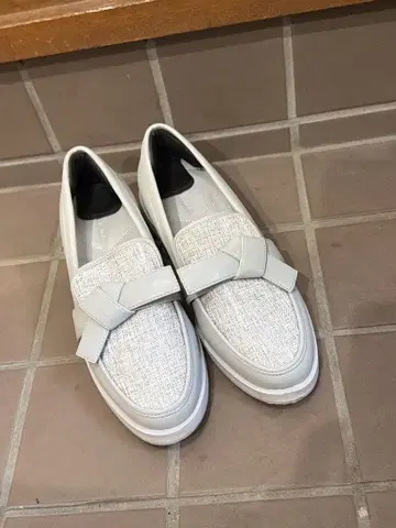 [ 거의 새상품 ] RANDA 그레이 리본 포함 로퍼 펄 힐