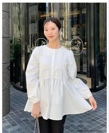 핏모어 리본 모티브 페플럼 블라우스