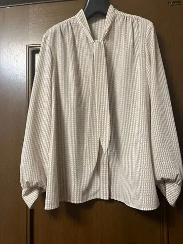 23구 빈티지 프린트 보타이 블라우스 사이즈 38 미사용 새상품