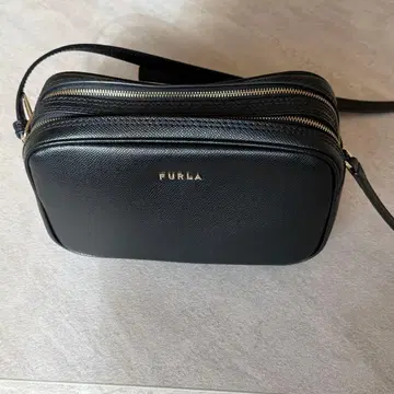 FURLA 블랙 가죽 숄더백 카메라백