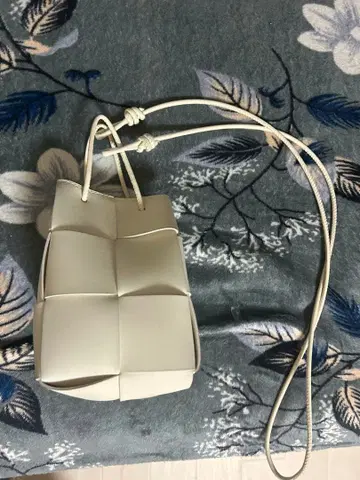 화이트 패치워크 숄더백