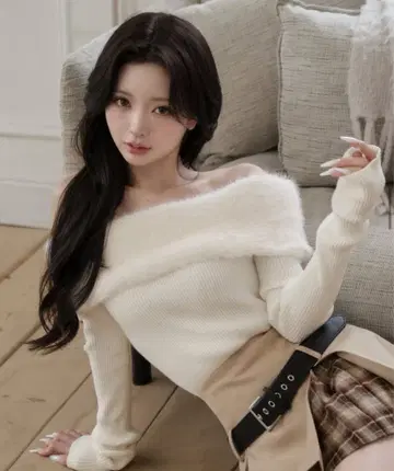 아이보리 오프숄더 니트 스웨터