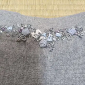 새상품급 아틀리에 사간 그레이 자수 긴팔 V넥 스웨터