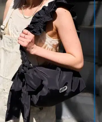 멀티 웨이 리본 포함 개더 숄더백 아웃도어