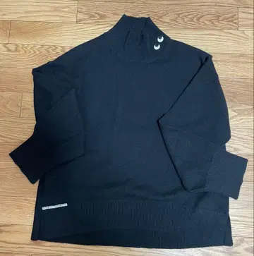 유니클로 x 아냐 핸드마치 캐시미어 하이넥 스웨터 블랙