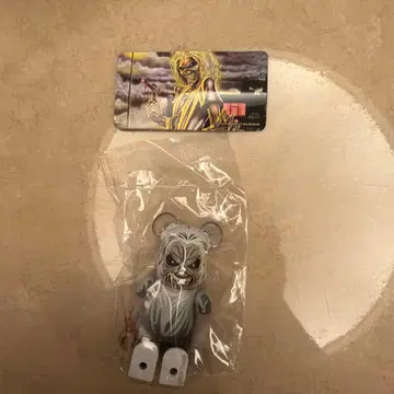 베어브릭 51 아이언 메이든 뒷면