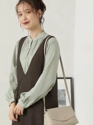 내추럴 뷰티 베이직 골드 버튼 블라우스