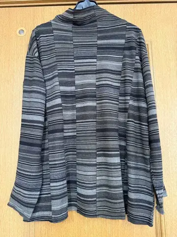 요건 레일 그레이 계열 스트라이프 긴팔 니트 터틀넥