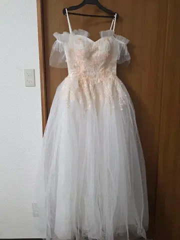 오프숄더 자수 웨딩 드레스 촬영