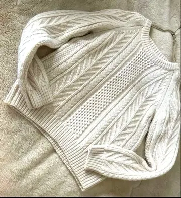 CRY. 케이블 짜임 메리노울 니트 스웨터