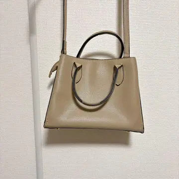 베이지 숄더백 핸들 포함