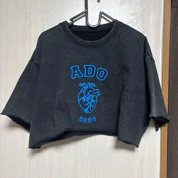 ADO 2024 하트 프린트 크롭 T셔츠