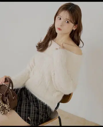 치코 크림색 오프숄더 스웨터