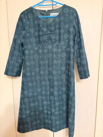 호코모모라의 자수 원피스입니다.