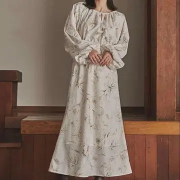 어뉴언스 라인 플라워 세미 플레어 원피스 아이보리 롱 꽃무늬