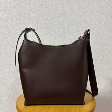 레더 터치 스퀘어 숄더백 다크 브라운