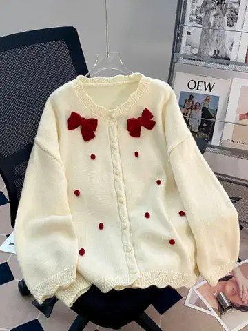 크림색 니트 스웨터 빨간 리본