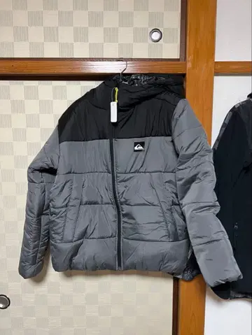 Quiksilver 후드 부착 다운 자켓 그레이/블랙