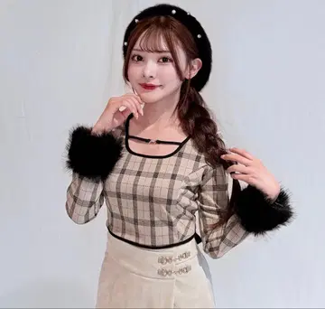 체크 무늬 퍼 포함 니트탑