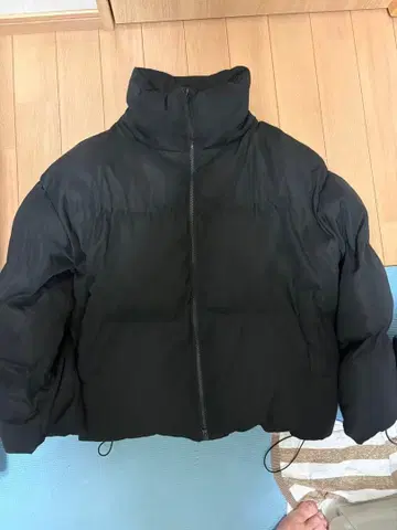 볼륨감 있는 블랙 다운 자켓