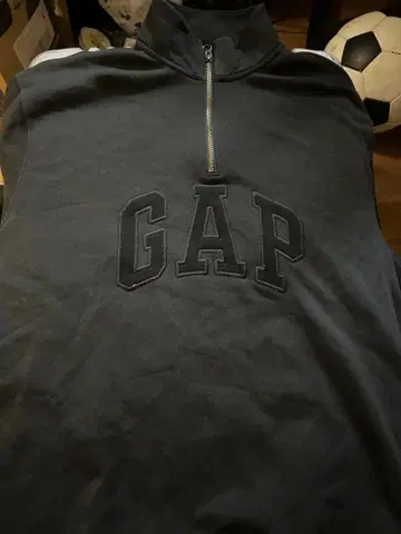 GAP 블랙 집업 맨투맨