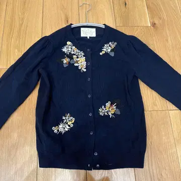 Chesty 꽃무늬 스팽글 네이비 가디건