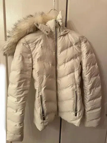 ZARA 화이트 다운 자켓 후드 부착