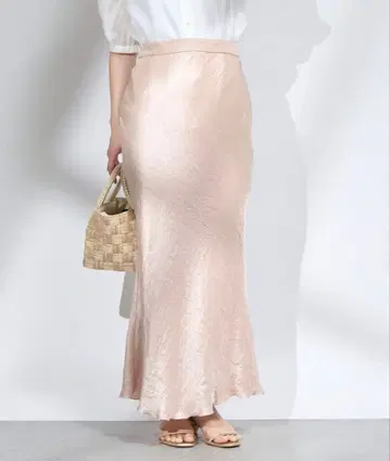 La boutique BonBon 키라키라 새틴 롱 내로우 스커트