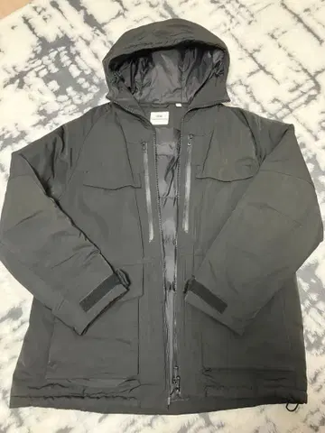 UNIQLO 화이트 마운티니어링 하이브리드 다운