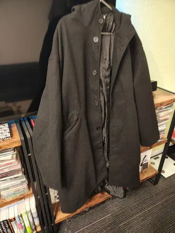 후드 부착 블랙 울 코트