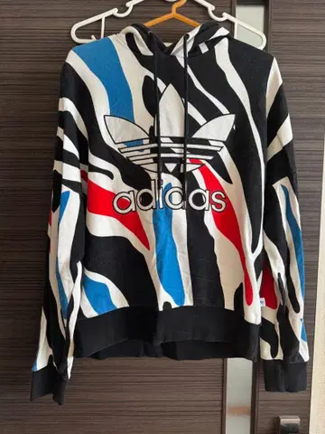 adidas 제브라 패턴 후드티
