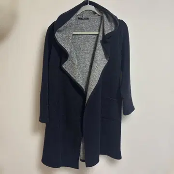 후드 부착 다크 네이비 롱 코트