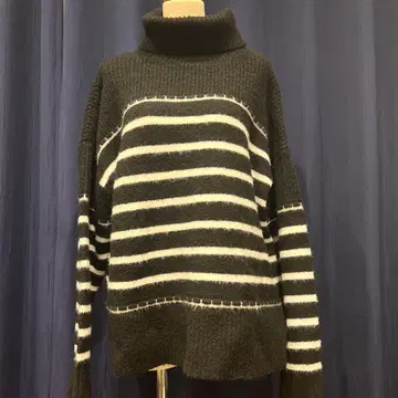 미사용 새상품 VIn 블랙과 화이트 보더 터틀넥 스웨터