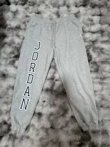 그레이 조거 팬츠 프린트 포함