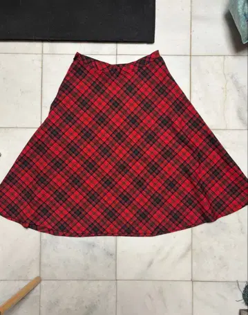 체크 무늬 플레어 스커트