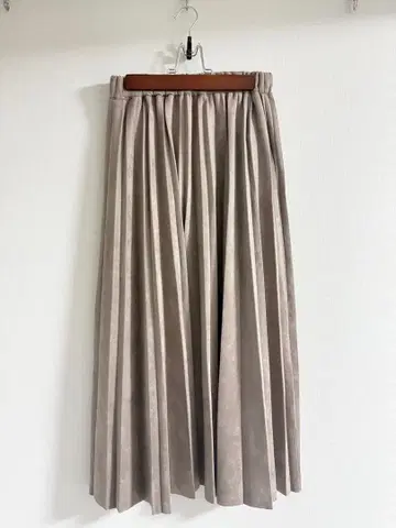 어반 리서치 베이지 플리츠 스커트 스웨이드풍