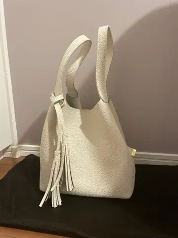 화이트 태슬 핸드백