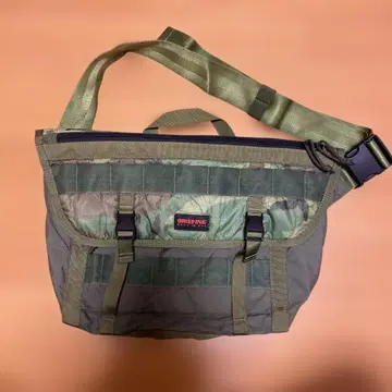 BRIEFING 숄더백 올리브 그린 카모 패턴
