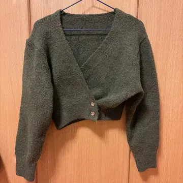 올리브 그린 크롭 니트 가디건